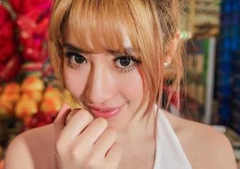 袜子里的童话：爱丝的圣诞私拍套图，欢迎加入丝袜探险！