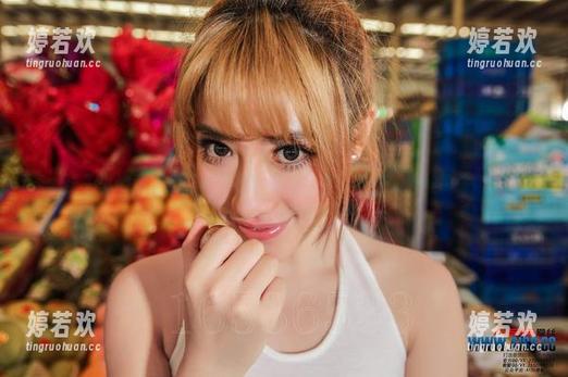 袜子里的童话：爱丝的圣诞私拍套图，欢迎加入丝袜探险！