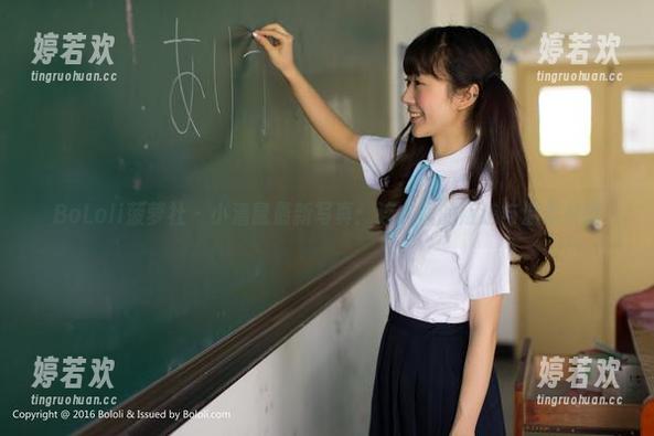 BoLoli菠萝社-小潘鼠 BoLoli菠萝社 - 小潘鼠最新写真:连衣裙的叛逆与温柔交锋