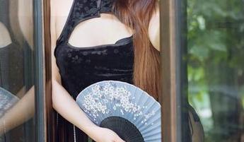 HuaYang花漾 – 周于希的黑短裙制服黑丝，既是美图也是灵魂的慰藉，忍不住想多看几眼！