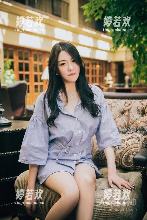 TouTiao头条女神 - 最新户外套图来袭！柠檬酱和大自然的“默契”互动，好奇心满满！