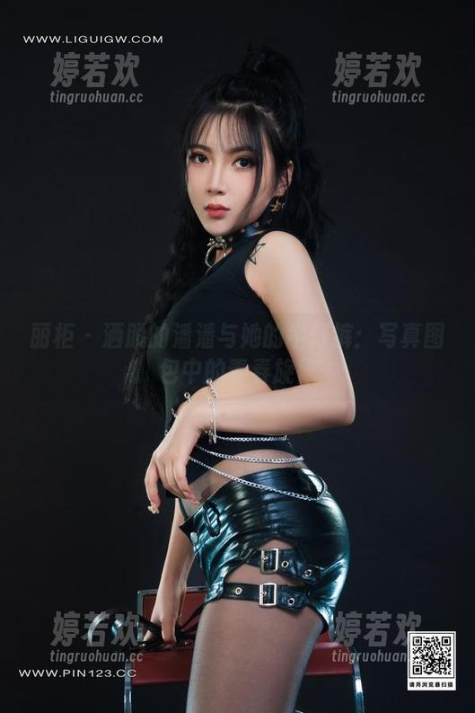 丽柜 - 洒脱的潘潘与她的牛仔裤：写真图包中的青春旋律