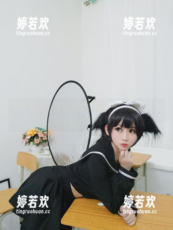 来看看依依超级懒和她妹妹的自拍集，免费的！让你乐到不行！