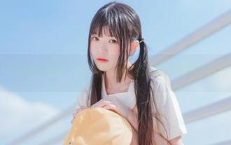 分享草莓美眉的写真，喵糖映画让你感受甜蜜的羞涩和温柔