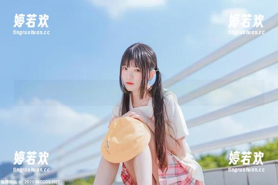 分享草莓美眉的写真，喵糖映画让你感受甜蜜的羞涩和温柔