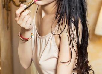 头条女神 – 幻雪儿最新写真——护士的日常，竟然有点欲言又止的感觉。