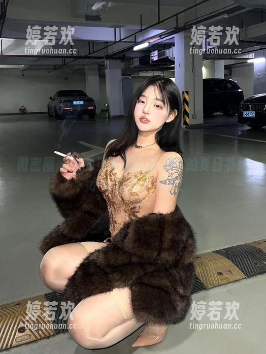 微密圈 - 她的泳装美图就是你的夏日补给，小优优子太拼了！