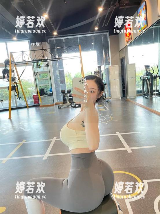 左公子666 微密圈 - 左公子666红裙写真,快来看看这光影跟风格,原图先分享!
