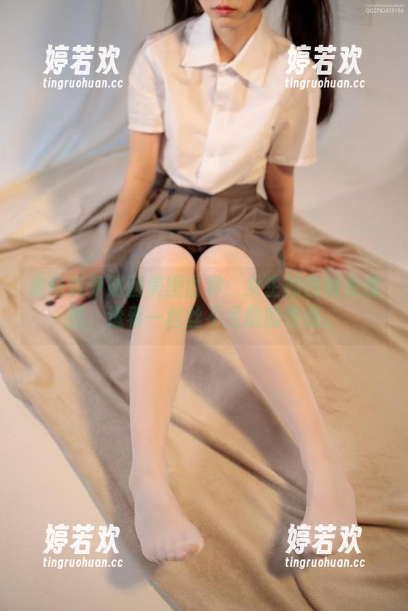 走进森萝财团美图世界：女生的白衬衣透惑，透着一丝丝不经意的性感。