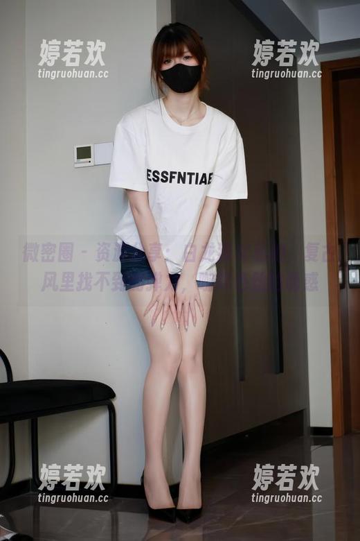 微密圈 - 资源分享：白龙猫女私拍，复古风里找不到的弹力，咖啡色丝的诱惑