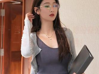 秀人网 – 当七米baby进入她的办公室：一场私拍图包大冒险！