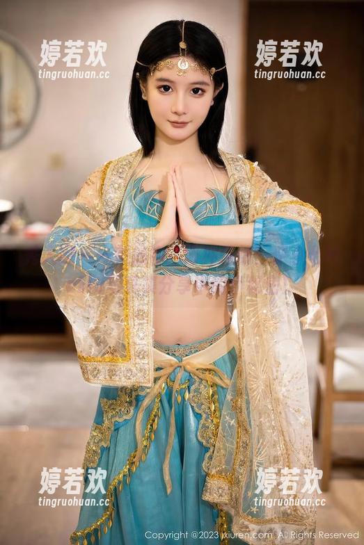秀人网 - 一件旗袍，两种风情：伊小七MoMo写真集分享中的小秘密！