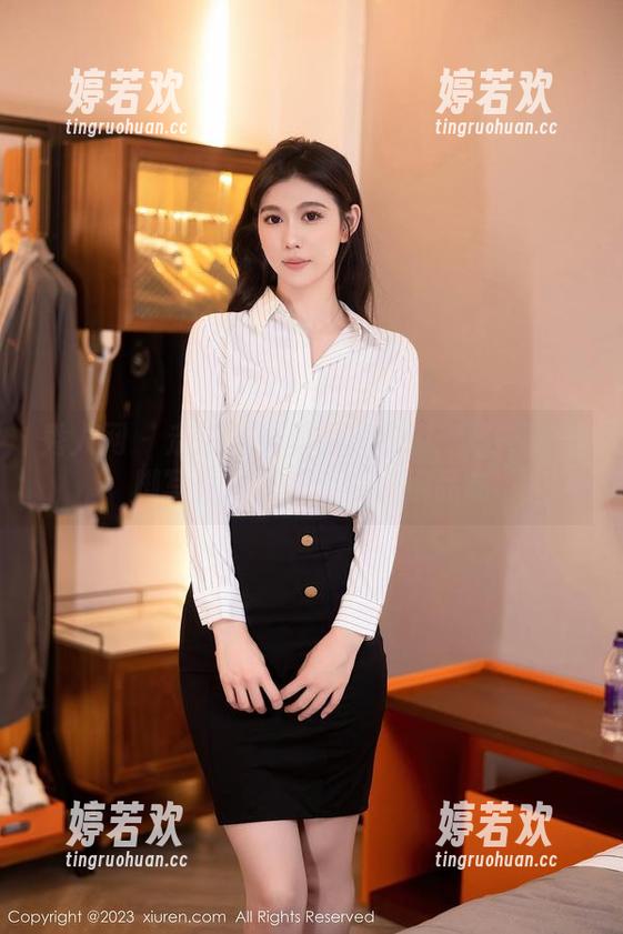 秀人网 - 走在时光里的唐安琪：每一页美脚写真图册都值得细细品味