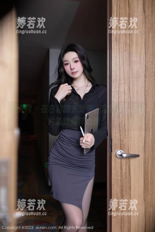 秀人网-小纯子 秀人网 - 在白裙的光影中,定制小纯子图片流露别样心情。
