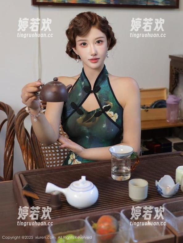 秀人网 - 雨儿1494与制服的邂逅，美图分享中的小秘密，快来发现吧！