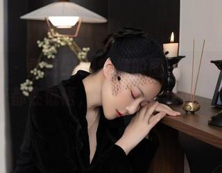 秀人网 – 黄婧GIGI学妹的图册，好像每一张都在低语，“来看看我吧。”