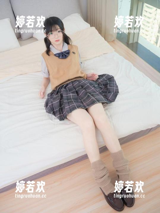 紧急企划-见希w 紧急企划 - 见希w的私房写真:民国制服,白丝,和不小心的暧昧。