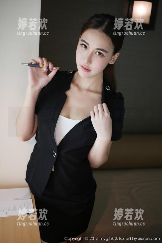 美媛馆 - 图册里的高跟鞋和万米云端：伊小七MoMo的空姐风情