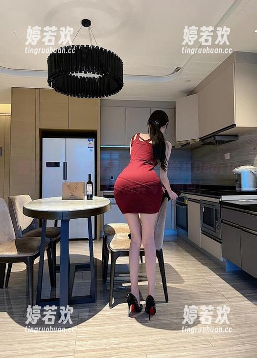 微密圈 - 杂志封面的梦想：脸红Dearie和她的丝袜脚道具写真图包！