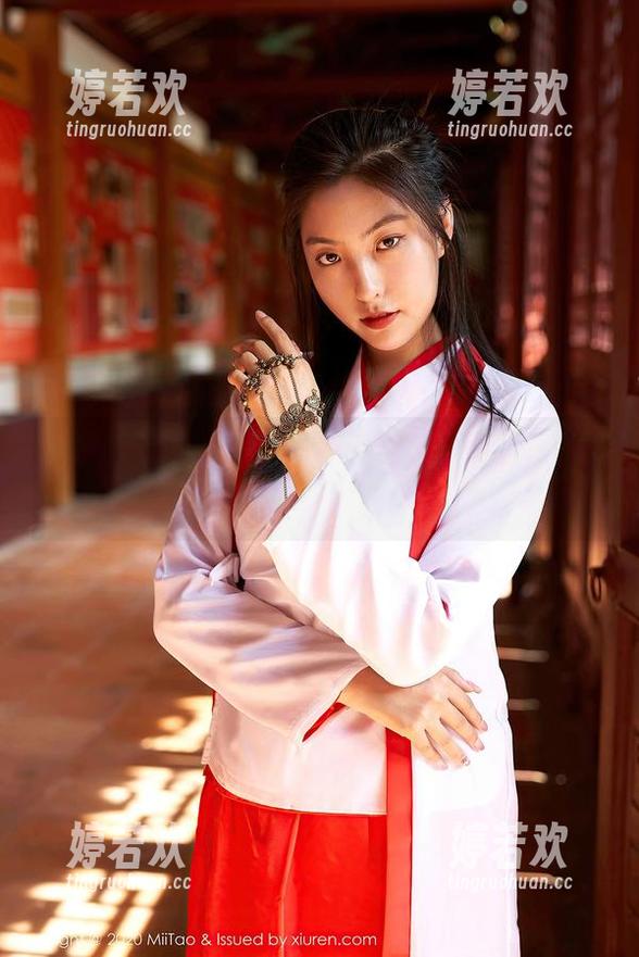 蜜桃社 - 泳衣里的Luffy菲菲：她在原图中对我眨眼！