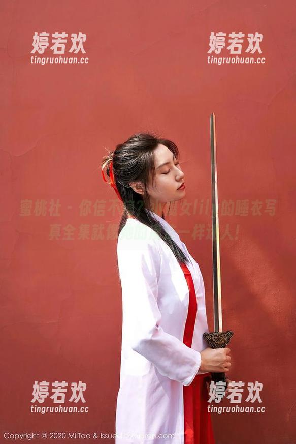 蜜桃社 - 你信不信？小魔女lily的睡衣写真全集就像她的魔法一样迷人！