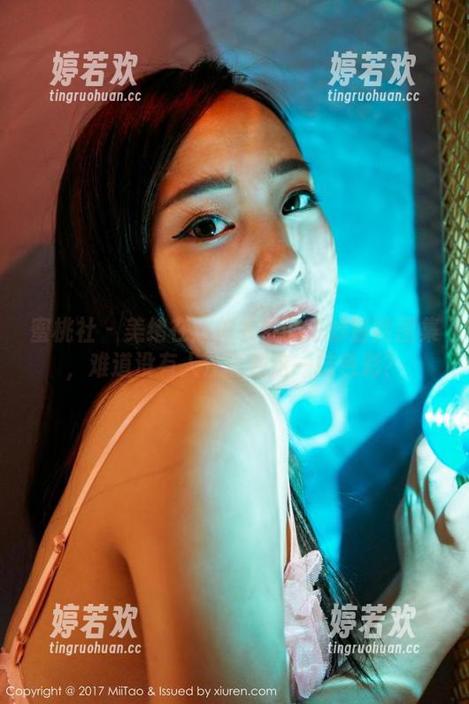 蜜桃社 - 美绪在连体衣中的奇妙冒险图集，难道没有人注意到这一抹色彩？
