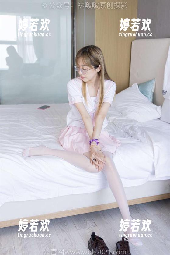袜啵啵 - 甜甜圈最新私拍：两双高跟鞋，谁才是心中女神？