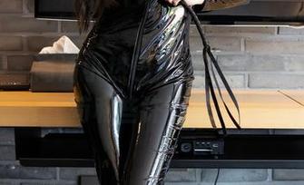 语画界 – 高清小热巴，浴室美女的一丝不苟和些许调皮！