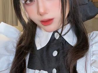 阿九从不咕咕的红裙写真：一场光影与色彩的调皮游戏