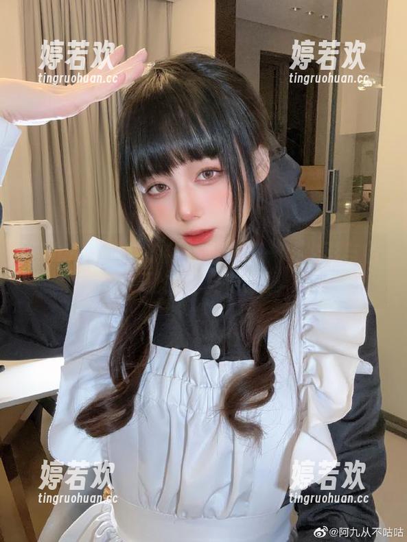 阿九从不咕咕的红裙写真：一场光影与色彩的调皮游戏