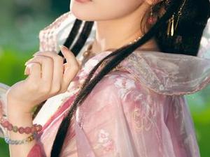 如果生活不够色彩，那就下载高清雯妹不讲道理红裙，来点红色的激情！