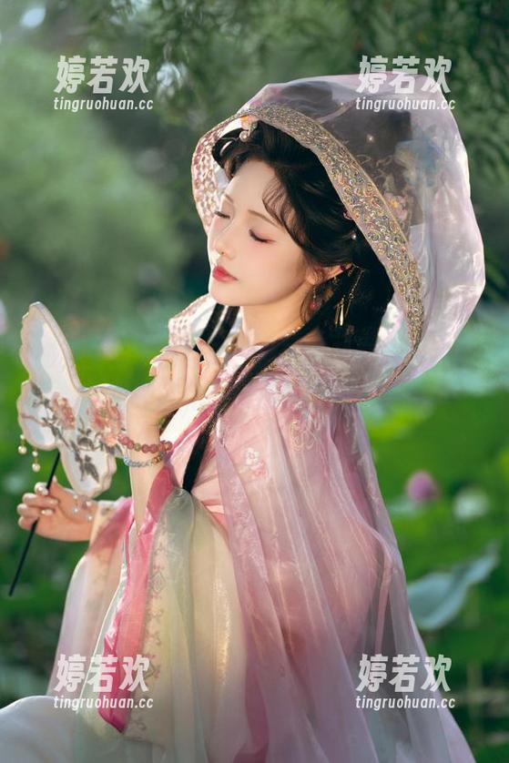 如果生活不够色彩，那就下载高清雯妹不讲道理红裙，来点红色的激情！