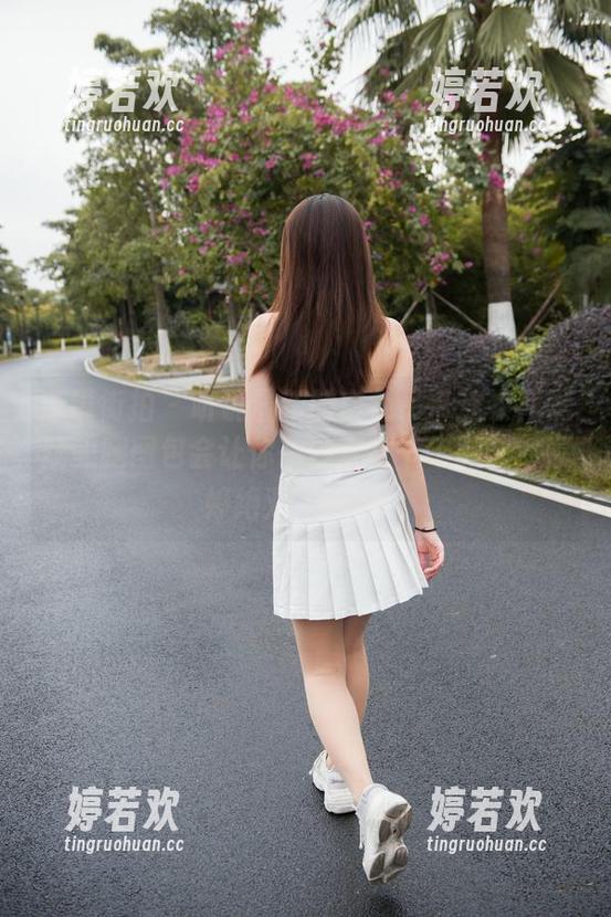 魔镜街拍-婷婷 魔镜街拍 - 听说最新的白色吊带连衣裙黑丝美腿图包会让你一秒变身千年腿妖,婷婷绝对不骗你!