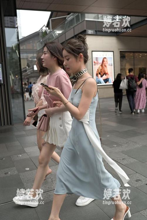 魔镜街拍 - 萌宝儿的商业广场奇遇，包臀裙肉丝在最新写真集中大放异彩