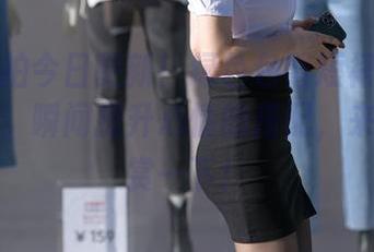 魔镜街拍今日更新！绿色包臀短裙长腿美女图包，瞬间提升心情的搭配，来反复欣赏一下！